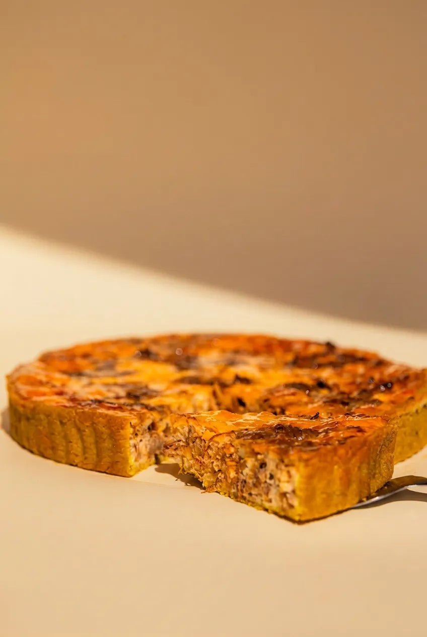 Quiche artesanal de carne mechada y cebolla caramelizada sin gluten de Kish&Go recién horneada sobre masa de avena